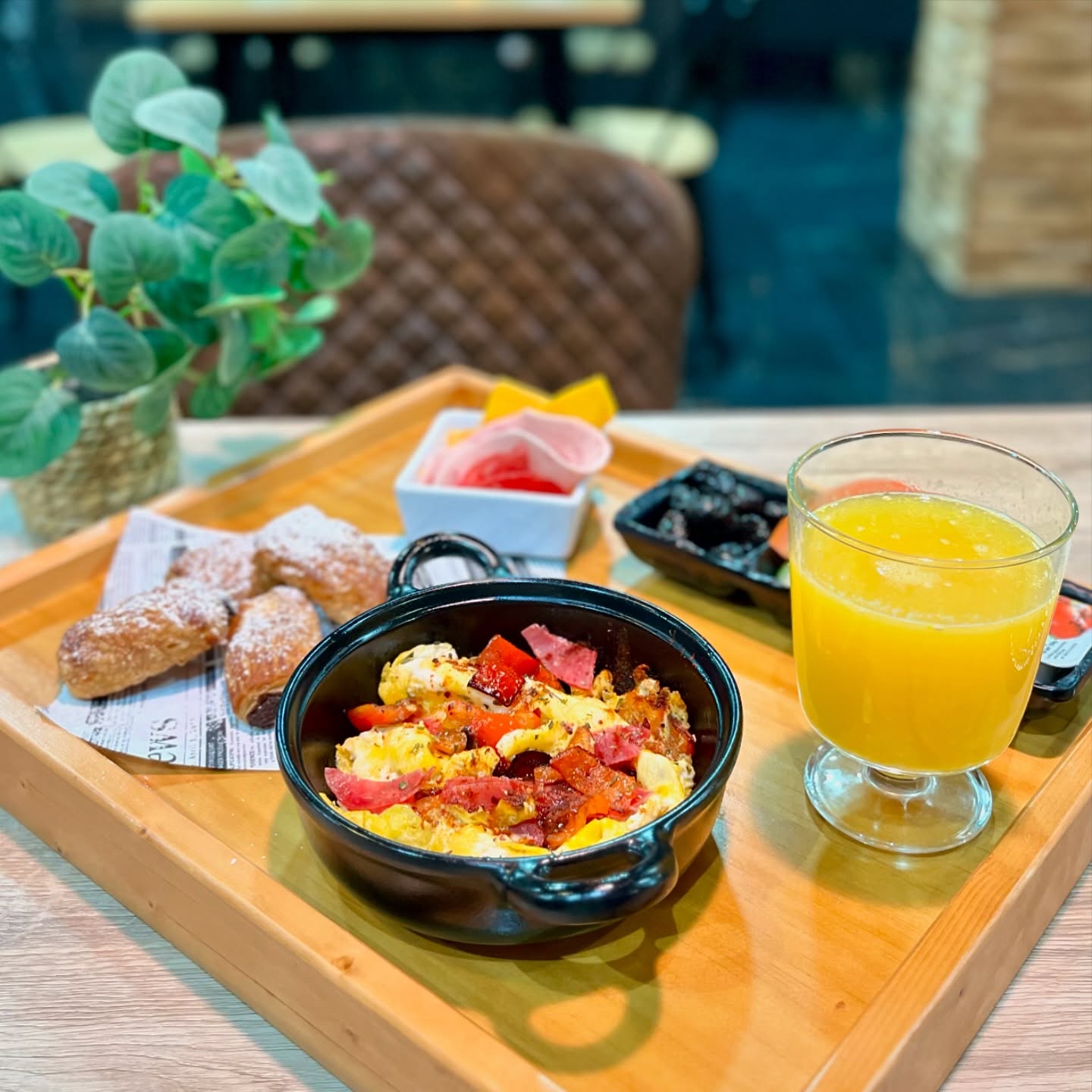 Desayuno marroquí con huevos, bollería y zumo de naranja