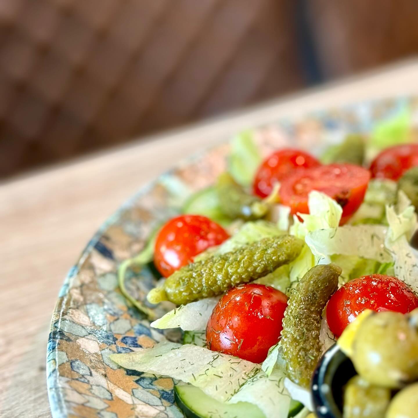 Ensalada fresca con tomates cherry, pepino y encurtidos