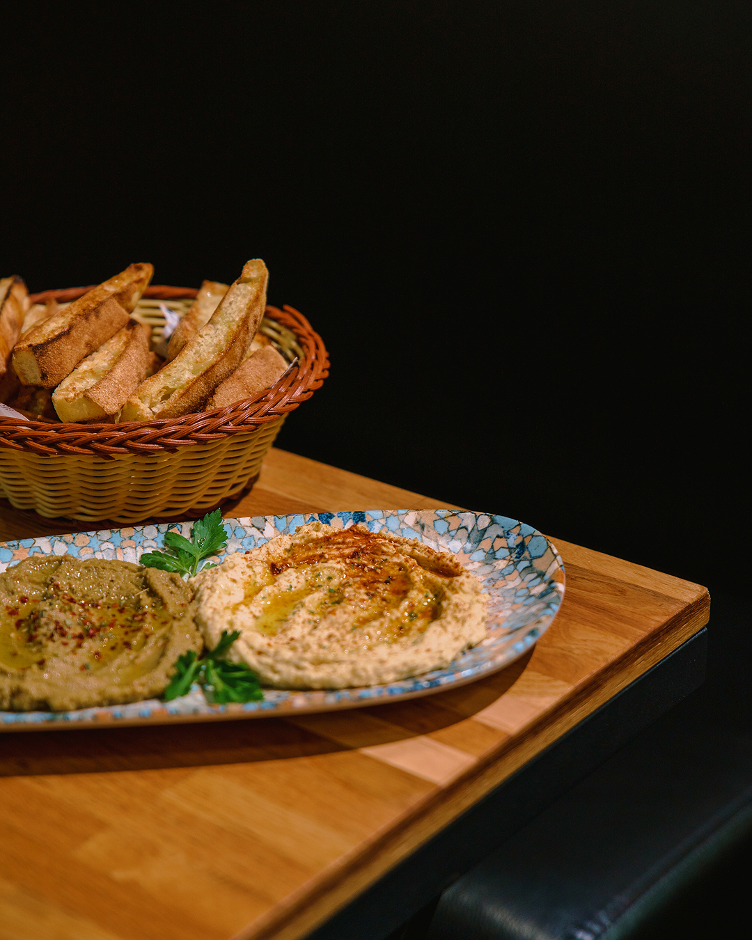 Hummus y baba ganoush con pan caliente